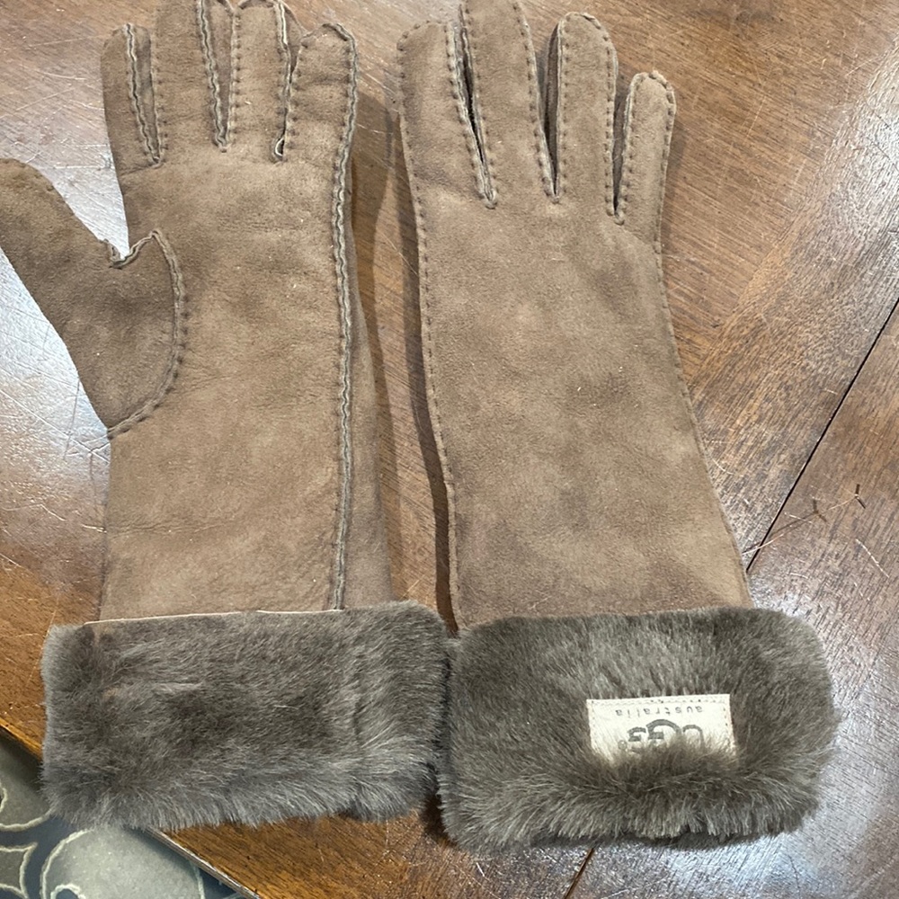 Beautiful warm light brown ugh gloves